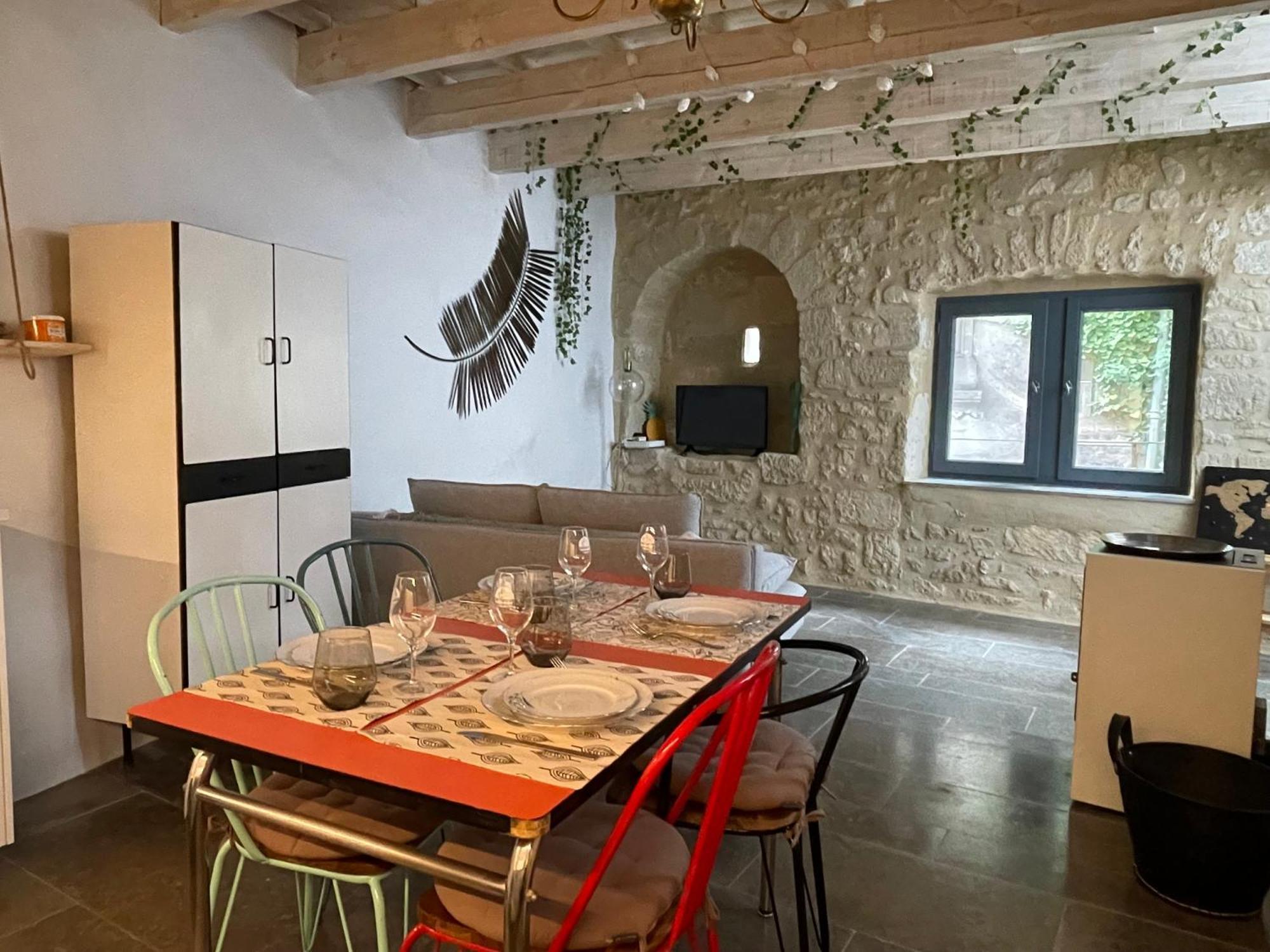 Charmante Maison De Village Collias Экстерьер фото